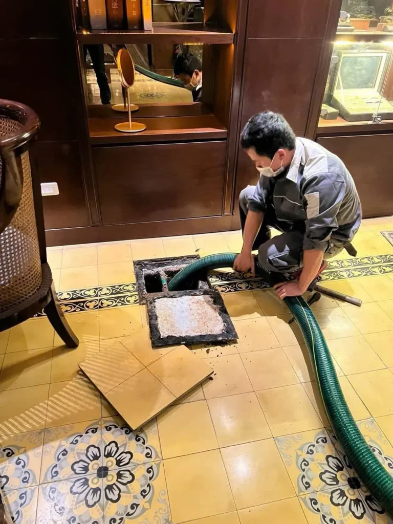Xe hút chân không Rút hầm cầu Tân Uyên đang thi công tại nhà dân